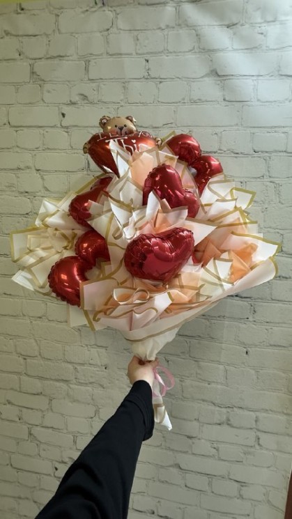 Крафтовый букет из шаров "Мишка и сердца" - в магазине «ШарикClub»